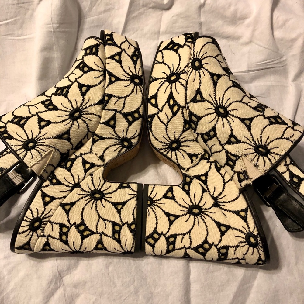 Alice + Olivia Platform Sandals - Picture 2 of 6